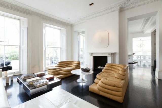 Camera de zi cu mobilier eclectic - un amestec de stiluri între interioare moderne și clasice interior elegant apartament Londra negru alb masă de cafea fotoliu din piele caramel metalic