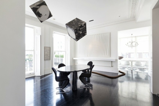 scaune negre decorare masa rotunda camera spatioasa Decorarea mesei rotunde cameră spațioasă apartament cu vedere frumoasă
