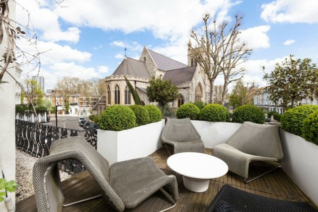 Apartament londonez balcon spațios scaune masă de cafea scaune de balcon spațioase masă de cafea rotundă