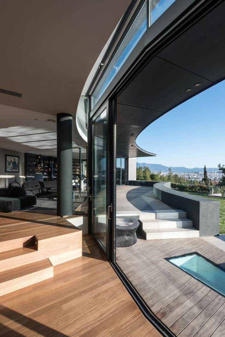 Apartament cu living negru și gri - terasa are uși glisante apartament cu fereastră living gri negru ușă glisantă terasă parchet