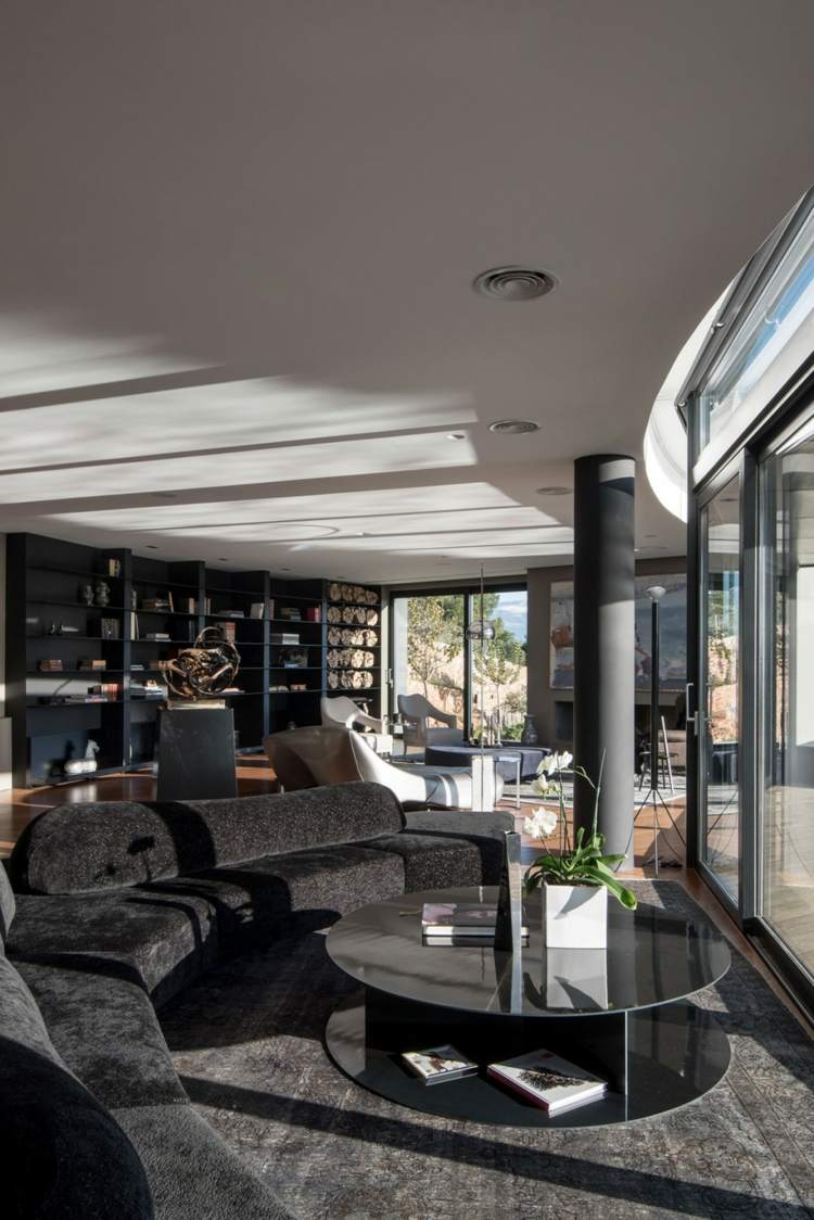 Negrul este una dintre zonele de relaxare din camera de zi living mobilier apartament gri negru masa de cafea covor modern