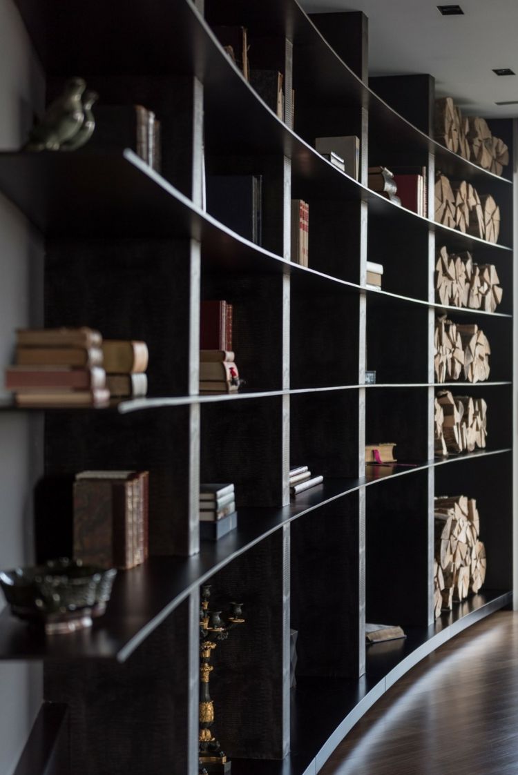 Raftul negru din sufragerie cu o formă curbată este folosit pentru decorațiuni și bușteni apartament cu design de raft de sufragerie gri negru cărți de lemn de foc deformat