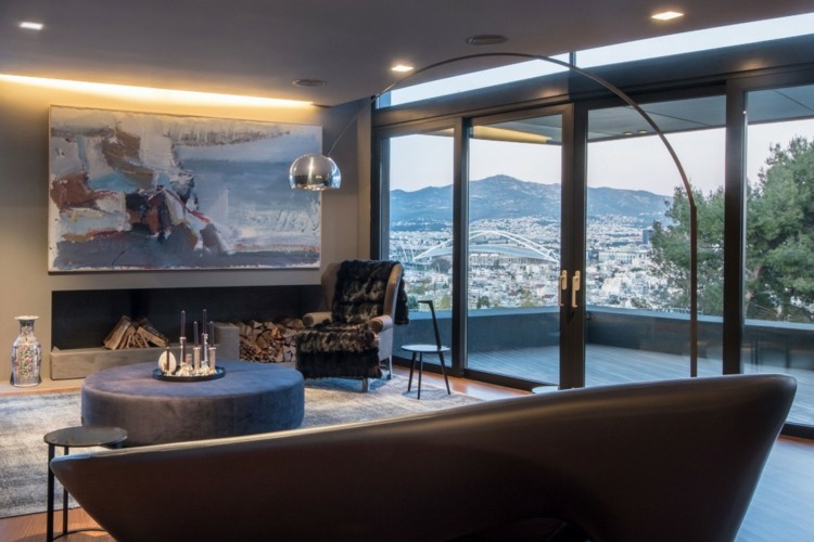 Un perete gri împodobește întregul living living gri negru apartament panorama vedere canape oraș