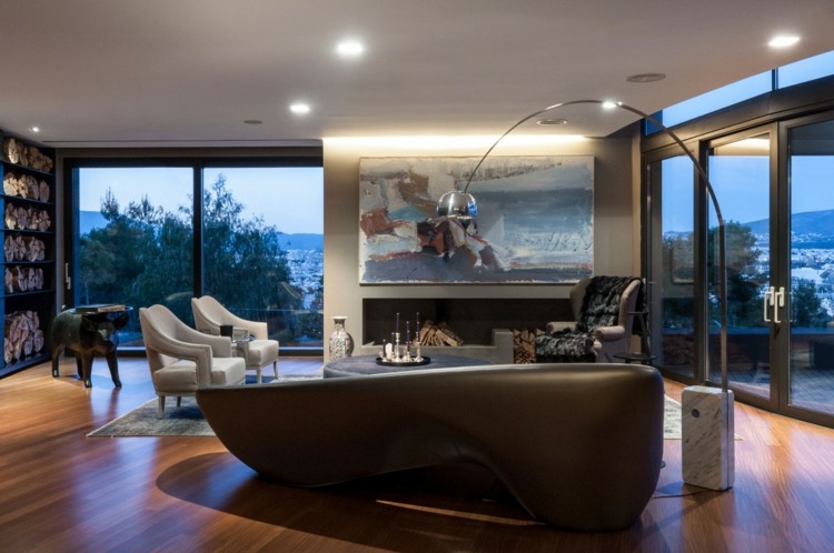 Zona de relaxare gri cu fotolii albe este iluminată eficient living gri negru apartament iluminat lampa de podea parchet modern