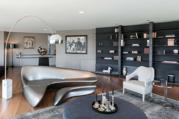 Canapea gri, elegantă în metal în sufragerie sufragerie apartament gri negru canape aspect metalic măsuță de cafea