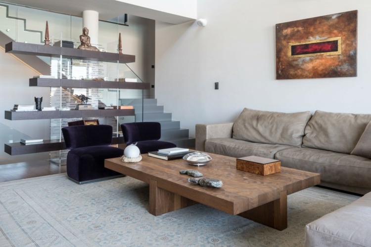 Canapea gri în zona de sufragerie inferioară negru graeum living apartament canapea fotoliu violet masuta de cafea lemn