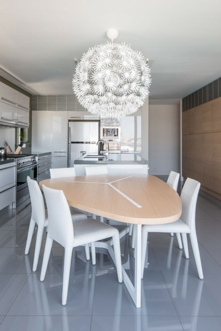 Apartamentul are o bucătărie albă și gri negru graeum sufragerie apartament masă masă alb elegant bucătărie candelabru