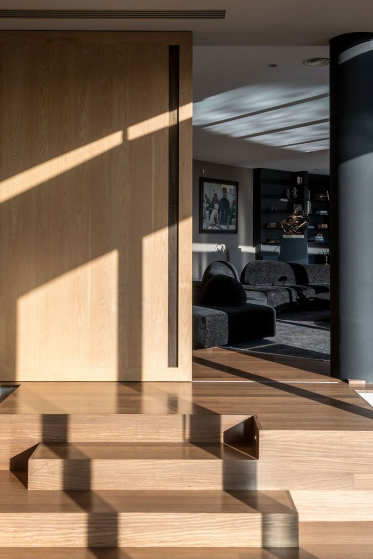 Vedere din sufrageria inferioară în zona de relaxare superioară, neagră apartament cu pardoseală din parchet din living gri negru