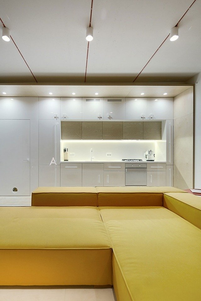 Mobilier bucatarie-alb-iluminat-galben-canapea