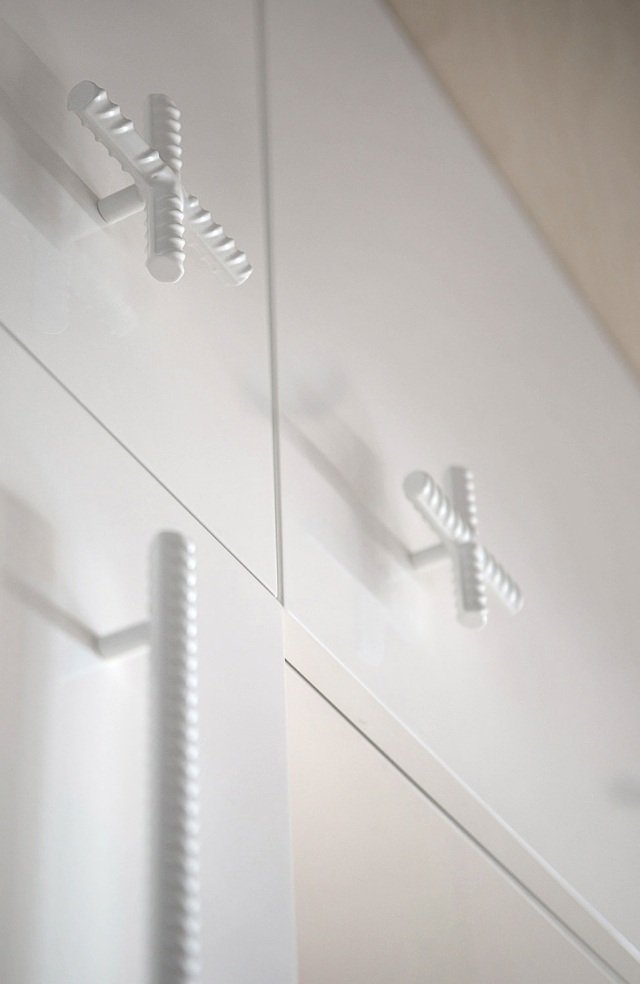 bucătărie-rând-alb-dulap-buton-inspirat-industrial