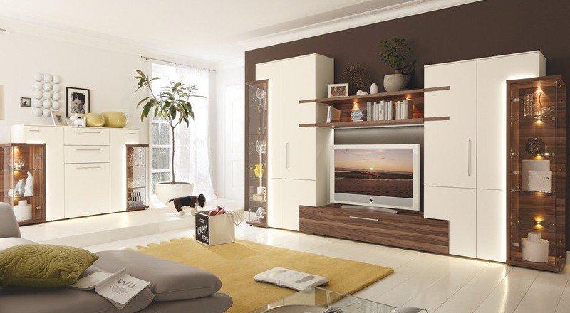 Unitate de perete cu vitrine de sticlă, dulap și raft de perete Idei perete living sufragerie sticlă albă lucioasă vitrine iluminare maro ciocolată