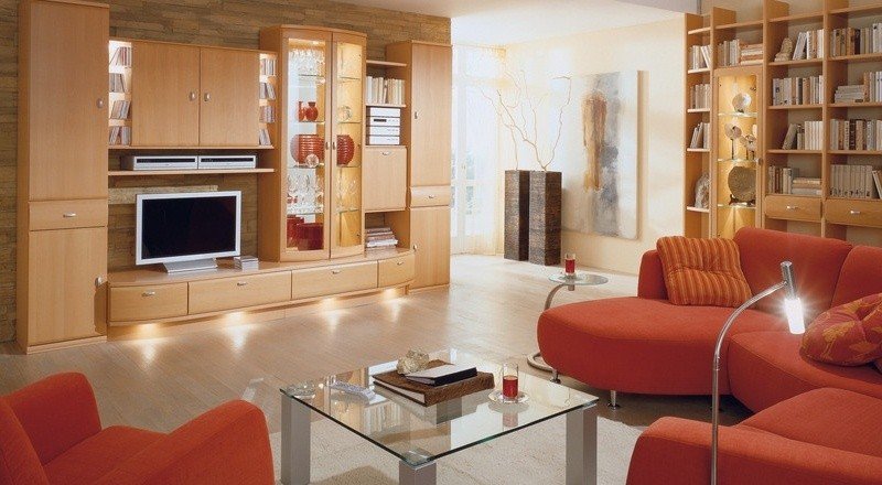 Unitate de perete în stil casă la țară în combinație cu o canapea portocalie Idei perete living sufragerie optica din lemn de stejar iluminare vitrina