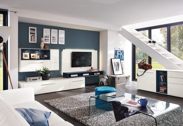 Televizor montat pe un panou iluminat din spate living wall-ideas-modern-white-tv-backlighting-alexa