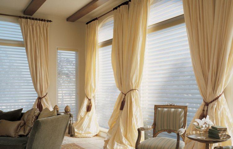 sufragerie-perdele-alb-bej-maro-canapea-fotoliu-dungat