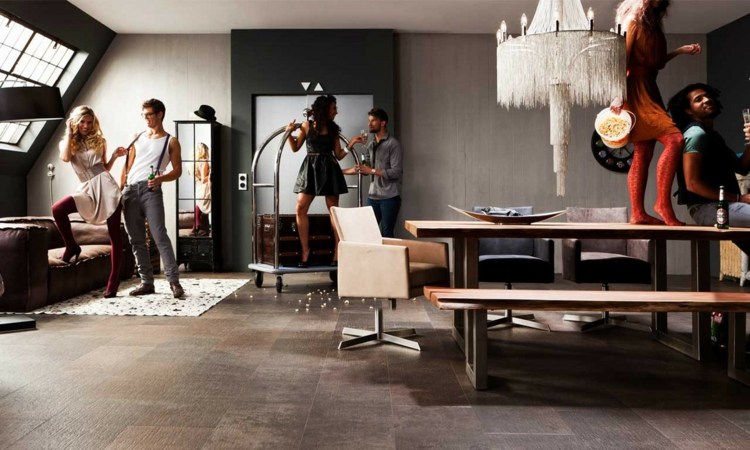 living-mobilier-tavane înclinate-bancă-lampă-canapea-scaun