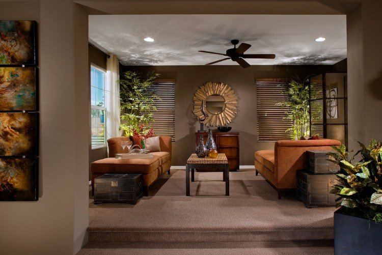 Vopsea de perete taupe, mobilier portocaliu și oglindă de perete cu cadru din alamă culori perete living 2015 maro taupe-portocaliu-mobilier-perete-oglindă-cadru-alamă