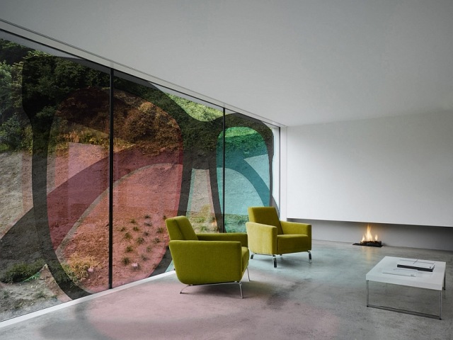 Design cameră de zi cu mobilier colorat - decor modern de perete cu ochelari de soare-semitransparent Design-cameră-de-zi-cu-mobilier-colorat-decor-modern-de-perete-ochelari-de-soare-șemineu