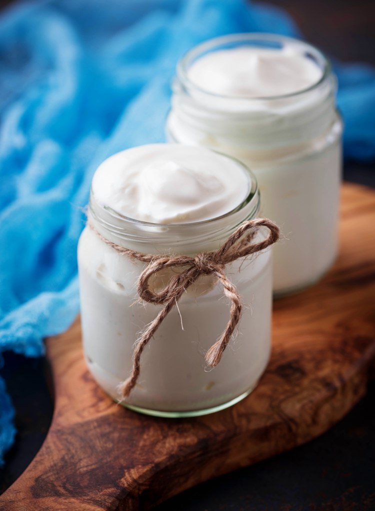 Iaurtul natural hidratează pielea și este perfect pentru o mască de față