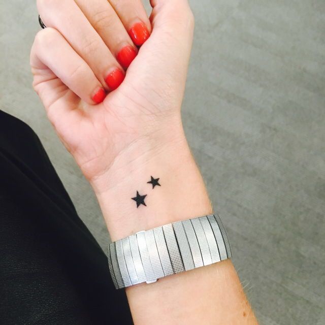 Tiny Star Tattoo para mulheres no pulso