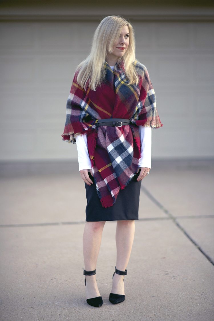 Legați o eșarfă în carouri în jurul taliei cu o curea îngustă xxl-eșarfă-stiluri-elegant-poncho-cu-carouri-centură-roșie