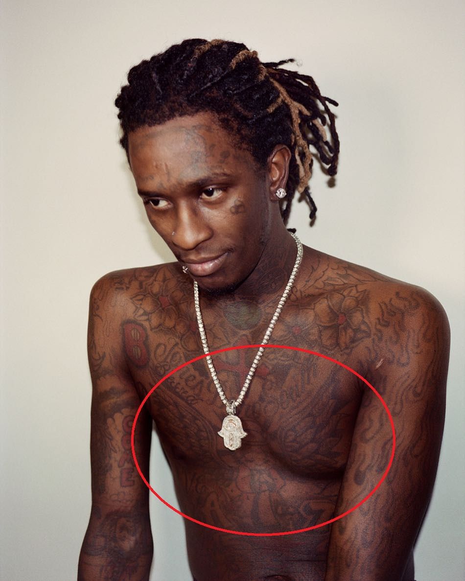 Ange avec des tatouages de voyou béni-jeune