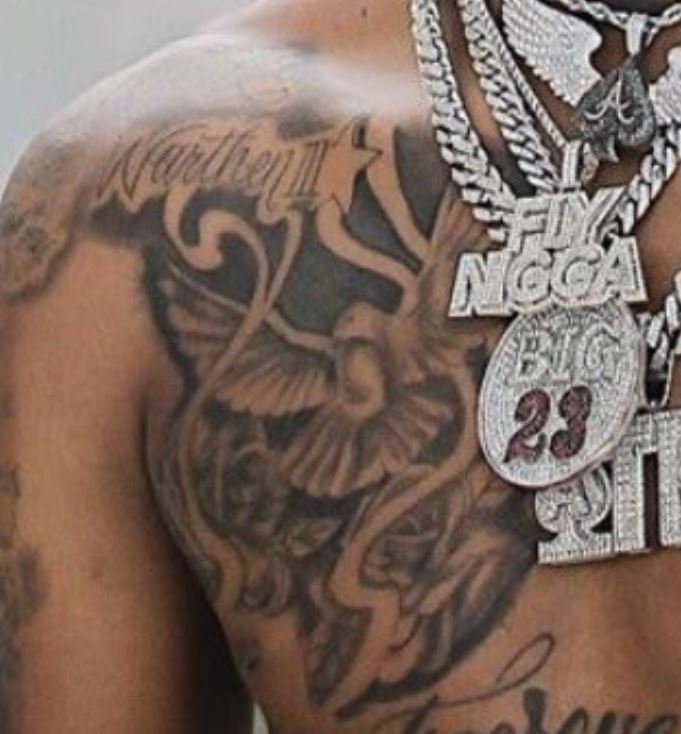 Tatouage de poitrine d'as