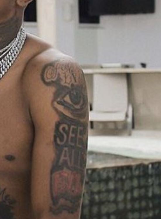 Ace tatouage biceps gauche