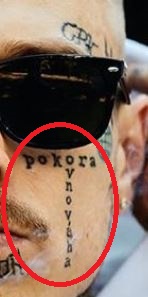 Yzomandias piše na lijevom obrazu