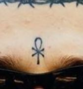 Yzomandias tetovaža na čelu