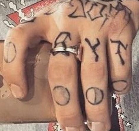 Yzomandias tetovaže lijevom rukom