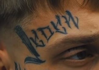 Yzomandias piše iznad desne obrve