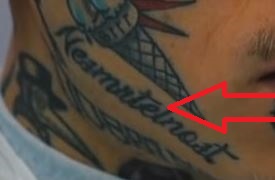 Yzomandias piše blizu brade