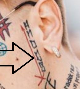 Yzomandias piše blizu Lijevog uha