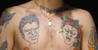 Yzomandias Portreti na prsima