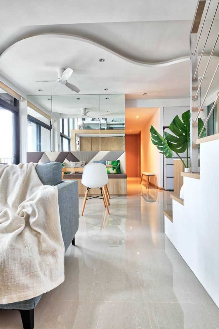 mansardă apartament tavan scări lemn ușor balustradă din oțel scaune gri