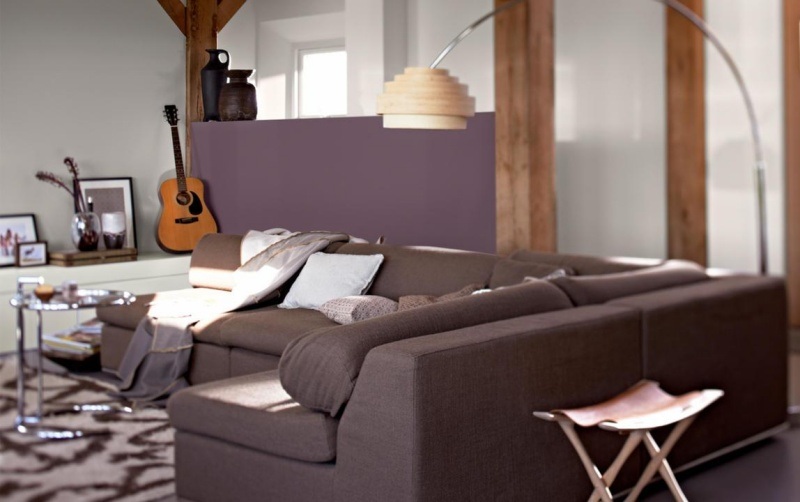 Schema de culori a camerei - lavandă și gri Design culoare cameră-living-perete neutru-lavandă