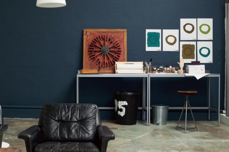 Camera de zi în albastru petrol - design de perete în culoare simplă Schema de culori a camerei-living-ocean albastru-metal-mobilier