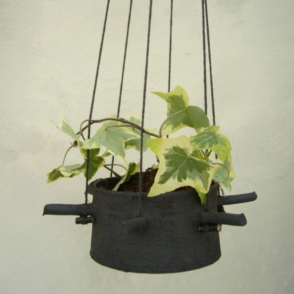Idei de decorare a plantelor de apartament suspendate Plante-agățate-de-vase-de-gătit-vechi