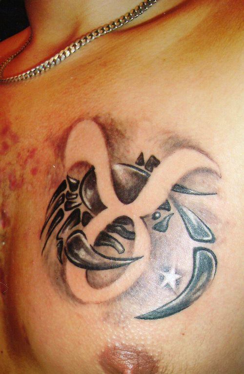 Zodiako ženklas Krabų tatuiruotė ant krūtinės