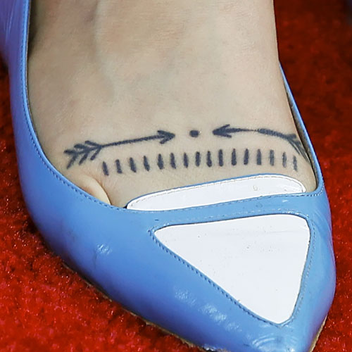 Tatouage de flèches de pied de Zosia Mamet