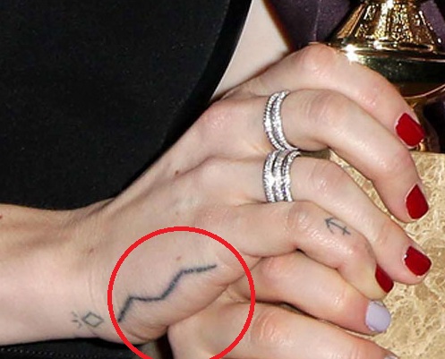 Zosia-Mamet-Line-hand-tatouage