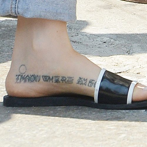 Zosia-Mamet-écriture-tatouage-pied