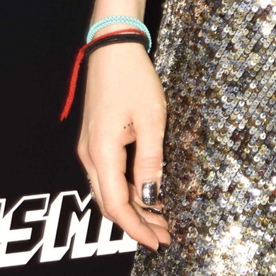 Tatouage de Zosia Mamet à la main