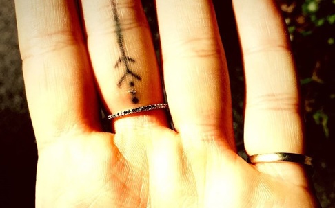 Tatouage Flèche Zosia Mamet