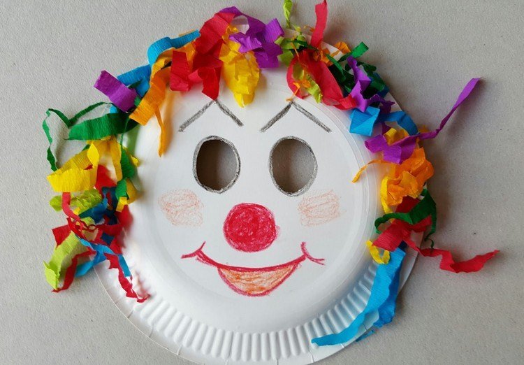 Mască de clovn din placă de hârtie cu resturi de hârtie colorată