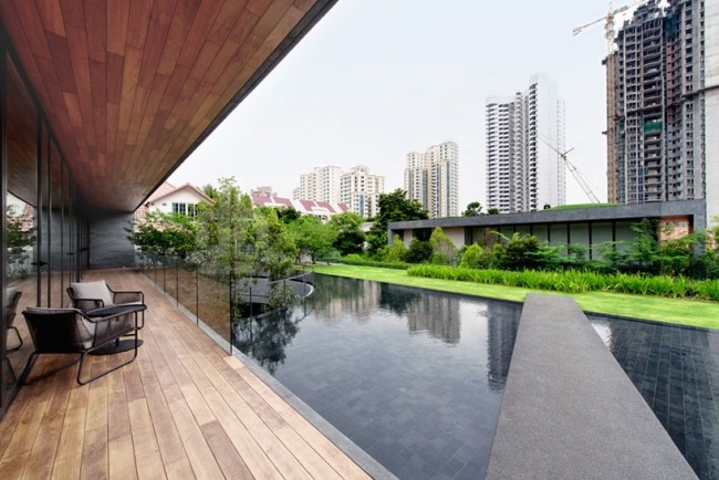 casă familială cu două etaje piscină pe acoperiș grădină terasă din lemn Casă de familie cu două etaje, piscină, grădină, acoperiș din lemn