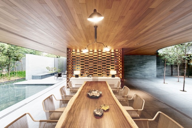 sufragerie deschisă masă din lemn masă tavan terase zonă piscină sufragerie deschisă masă din lemn masă tavan terase piscină