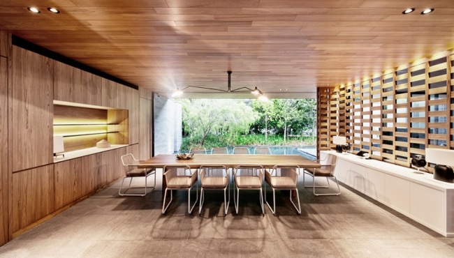 casă mare de familie zonă de luat masa tavan din lemn podele din granit casă mare de familie zonă de luat masa tavan din lemn podele din granit