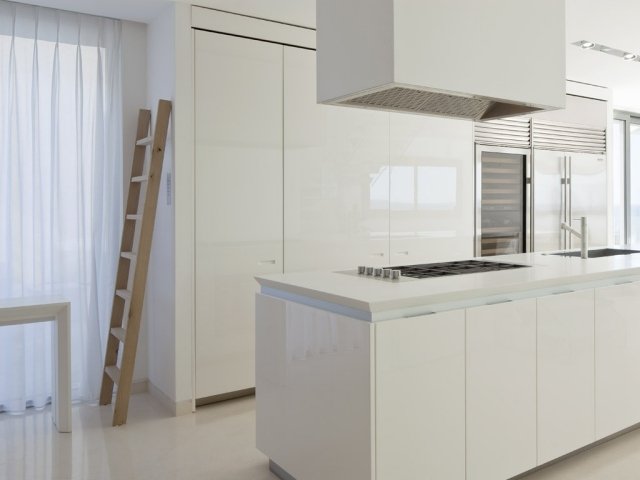 fronturi moderne-lucios-alb-lucios fără mânere bucătărie maisonette-tel-aviv lac